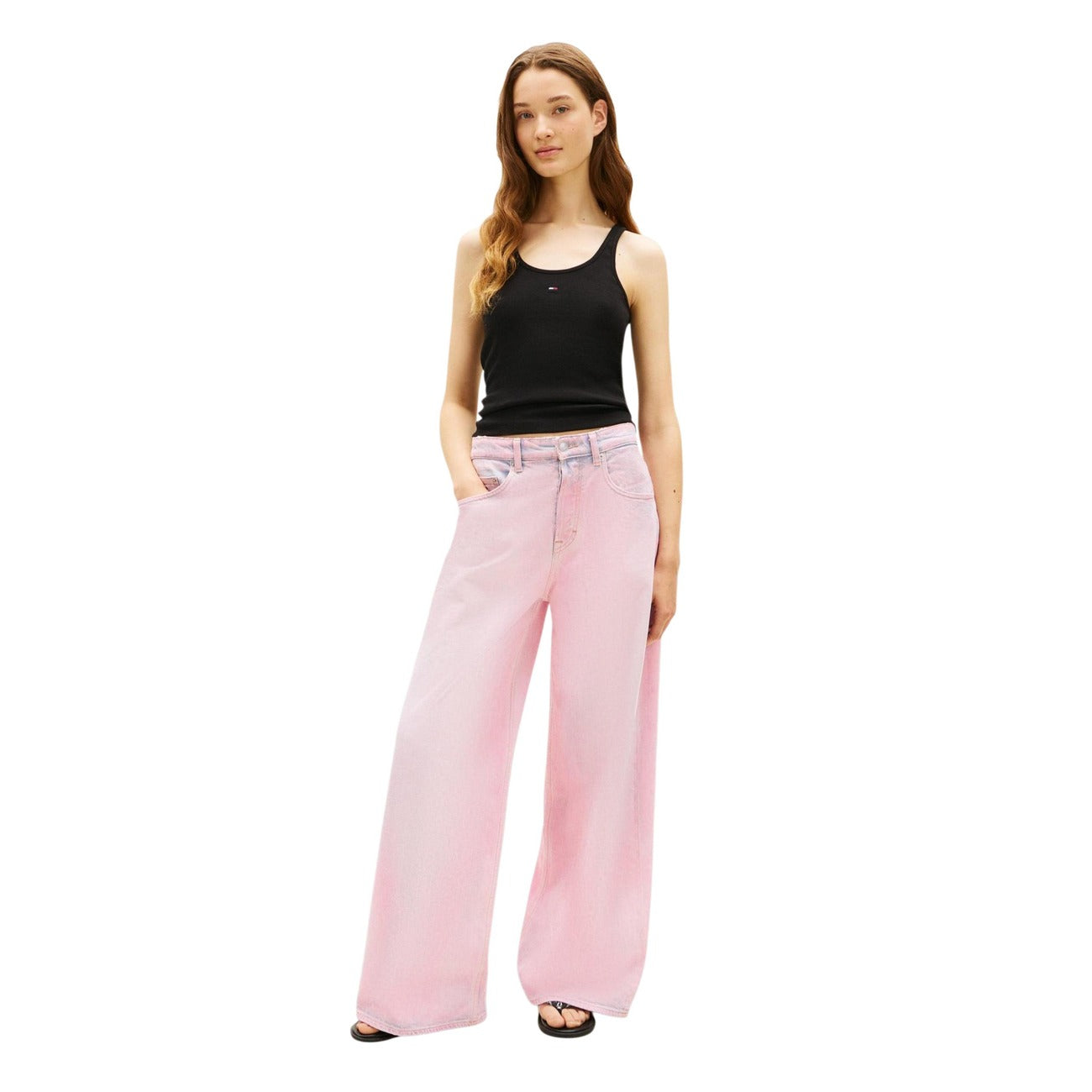 Canotta Tommy Hilfiger Jeans; Nero, Cotone Stretch a coste. Schiena incrociata, slim fit, logo ricamato. Traspirante e modellante, ideale per la stagione Primavera/Estate. Figura intera vista frontale 