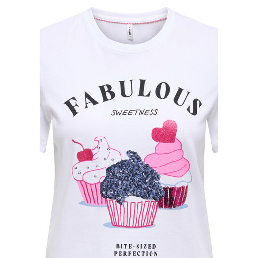 ONLY Onlkita Glam Top; cotone bio, stampa cupcake glitter, scritta "Sweet but Twisted". La t-shirt giocosa e sostenibile per la stagione Primavera/Estate. Colore panna dettaglio frontale 