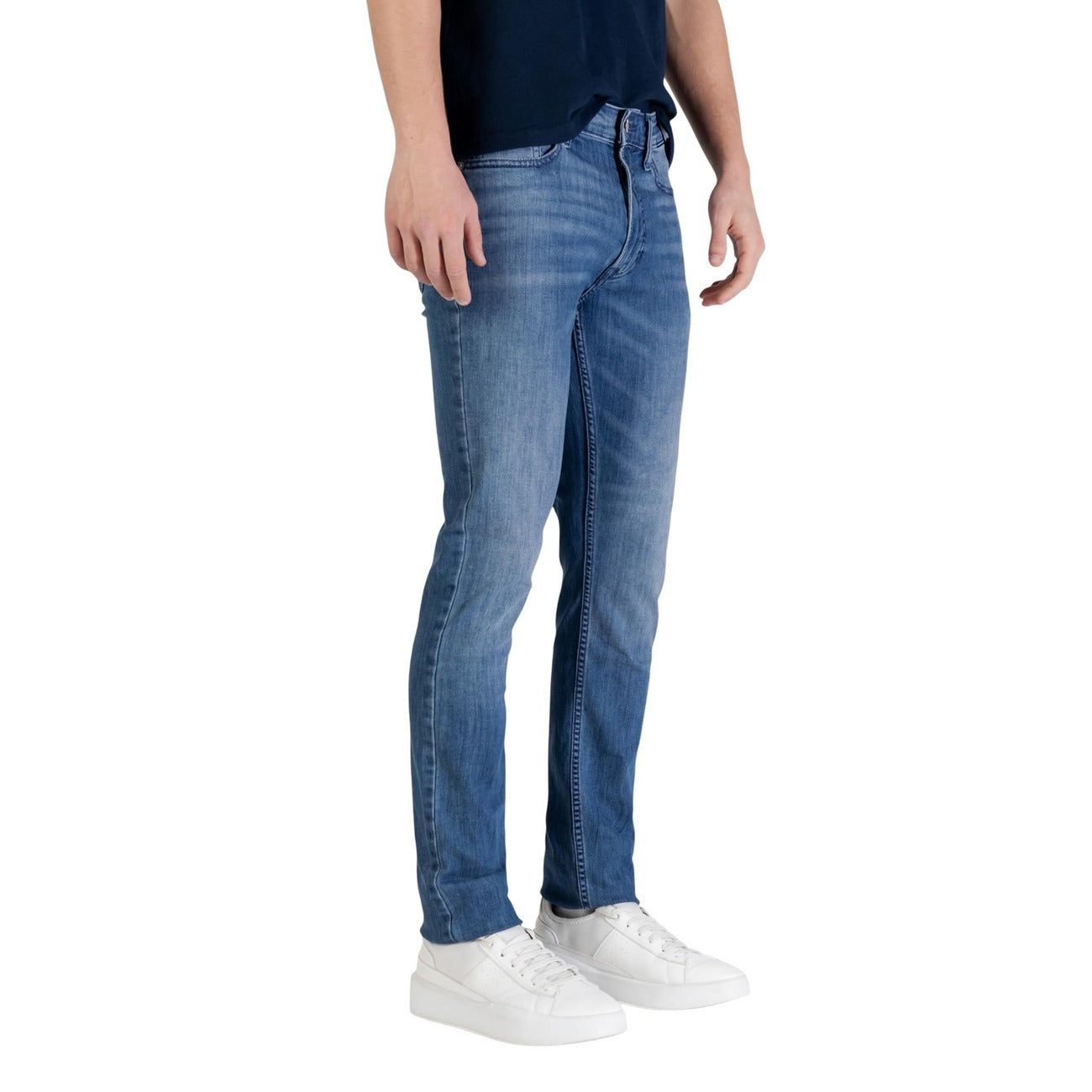 Jeans Skinny Calvin Klein; Blu. 70% Cotone, 29% Poliestere, 1% Elastan. Vestibilità super aderente, 5 tasche, chiusura con zip. Stile iconico e contemporaneo, 4 stagioni. Laterale 