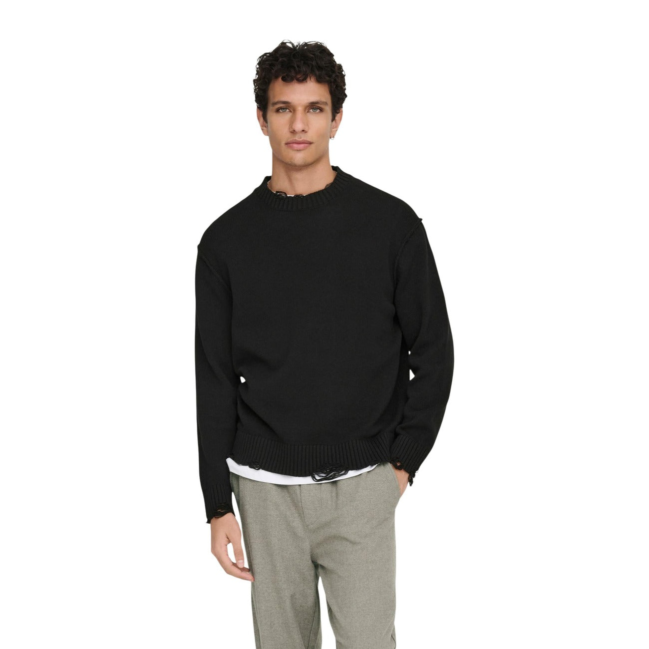 Maglione nero uomo con bordi sfrangiati Only & Sons Onstune 22034238. Pullover eco-friendly girocollo a maniche lunghe in cotone riciclato e poliestere riciclato vestibilità comoda.