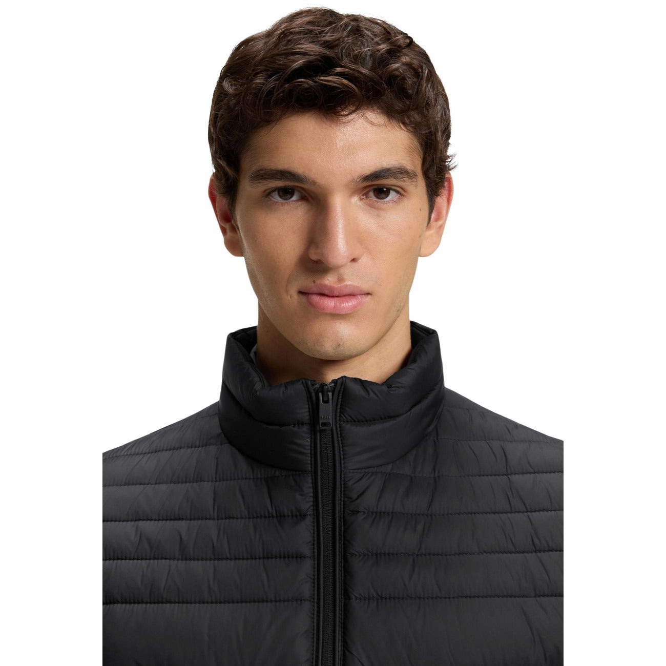 Piumino Boss Oden2 uomo nero 50549252 sostenibile. Giacca imbottita leggera da uomo in nylon riciclato con trapuntatura orizzontale, collo alto e cerniera lampo, abbigliamento uomo autunno inverno.