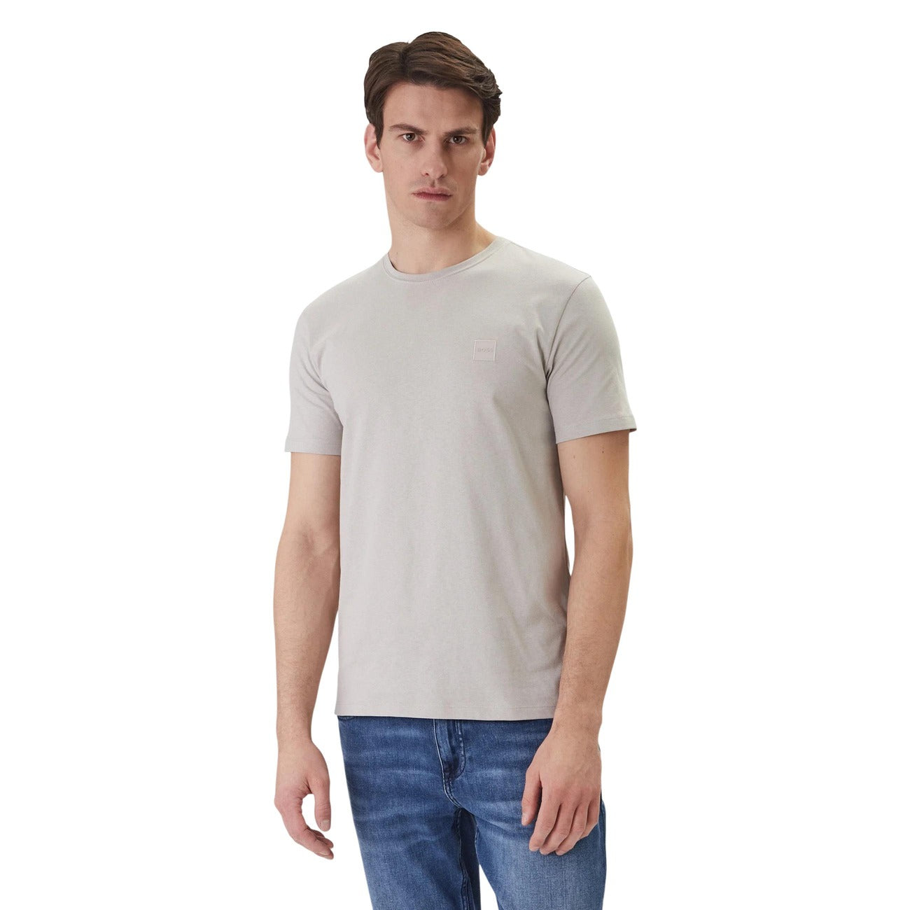 T-shirt BOSS Tales; 100% Cotone. Logo applicato sul petto, girocollo, vestibilità regular. T-shirt uomo premium dalla texture morbida e design minimalista. Colore grigio chiaro. Vista frontale 