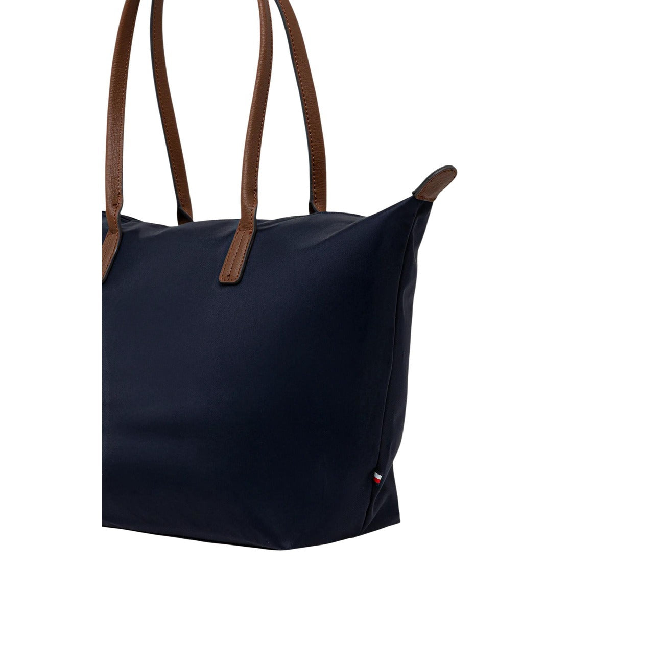 Borsa Tommy Hilfiger Nylon Tote; Chiusura con zip, tracolla rimovibile, nastro iconico TH. Capienza 7 litri, materiale leggero e resistente. Design moderno con manici a contrasto. Posteriore 