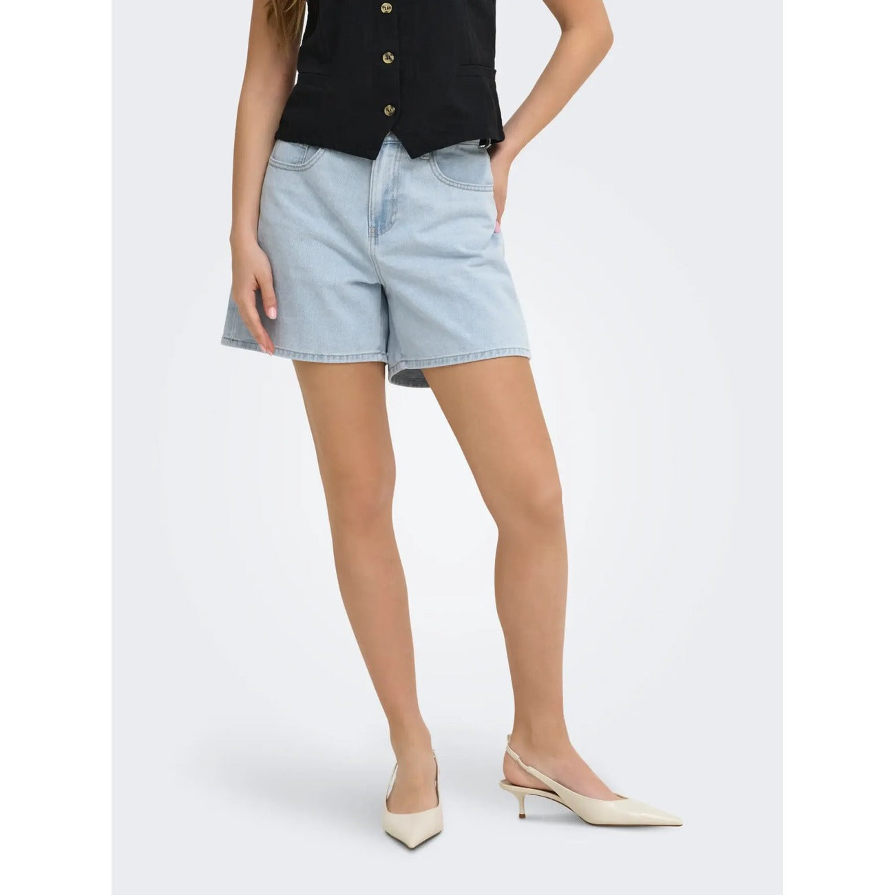 Bermuda Jeans Donna Only; Pantaloncino lungo a vita alta in puro cotone denim con orlo risvoltato e passanti per cintura. Modello cinque tasche, stile casual e sportivo per la primavera e l'estate. Turchese / Light Blue Bleached Denim