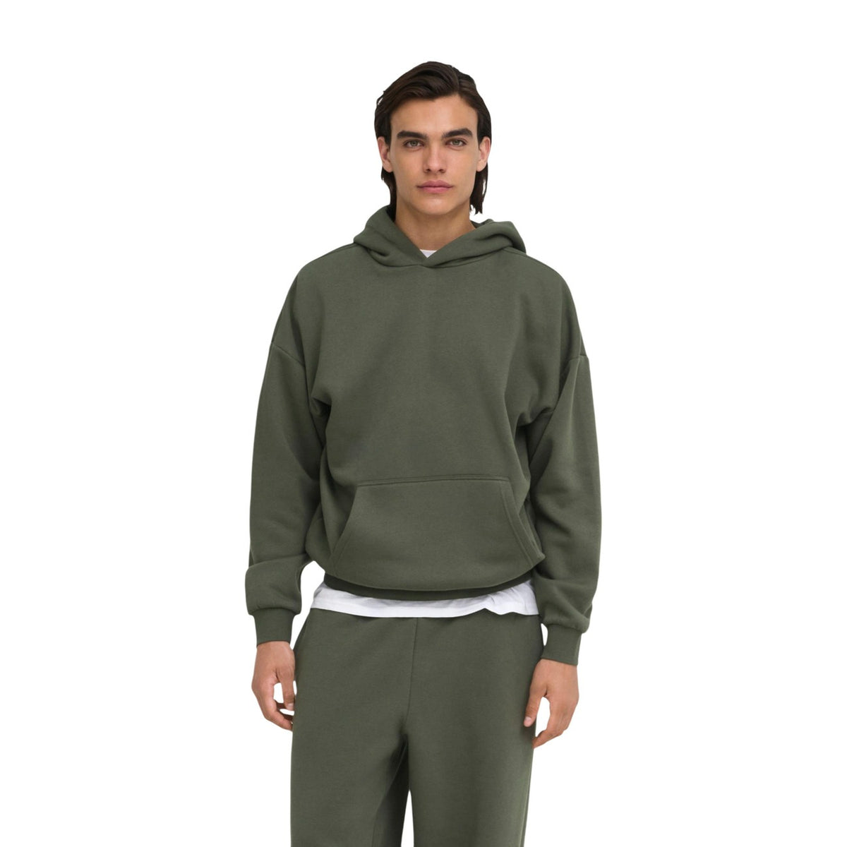 Felpa oversize grigia uomo con cappuccio Only & Sons 22036786. Felpa grigio beluga in cotone e poliestere con tessuto interno spazzolato e tasca a canguro.