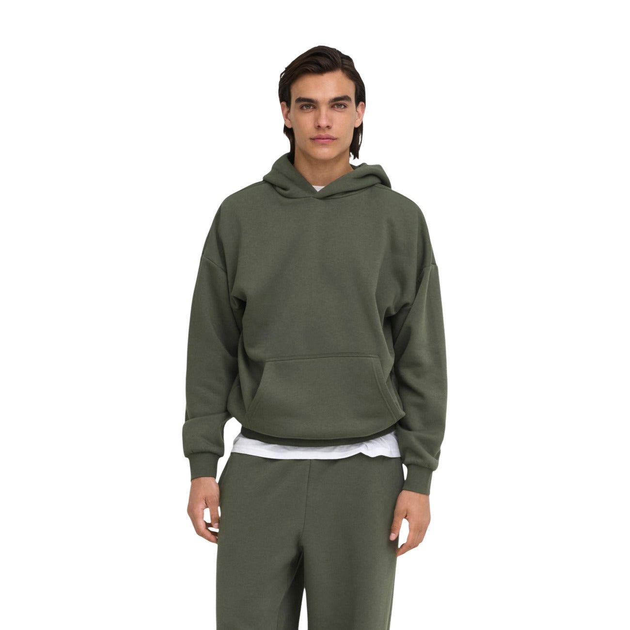 Felpa oversize grigia uomo con cappuccio Only & Sons 22036786. Felpa grigio beluga in cotone e poliestere con tessuto interno spazzolato e tasca a canguro.