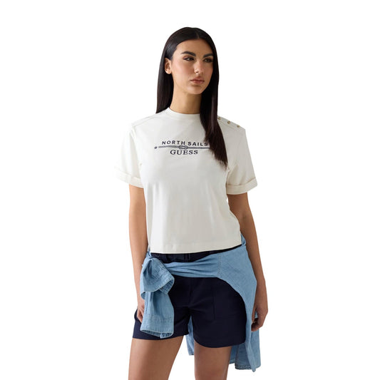 -shirt Guess donna bianca modello W6GI03 K2657. Maglietta a maniche corte girocollo in cotone stretch bianco con logo Guess ricamato sul petto e bottoni metallici stile marinaro sulla spalla, t-shirt estiva casual chic.