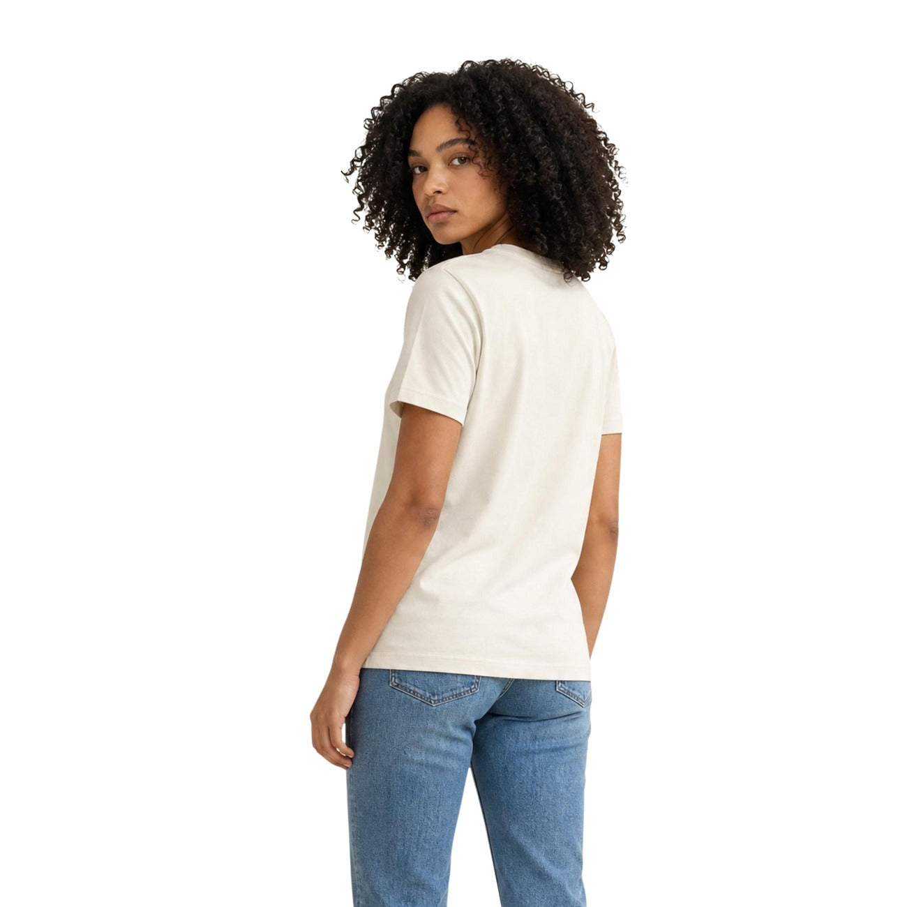 T-shirt Bianca Calvin Klein Jeans; 100% Cotone. Girocollo, maniche corte, logo ricamato. Vestibilità regular, fresca e leggera. L'essenziale iconico per il tuo outfit quotidiano. Posteriore 
