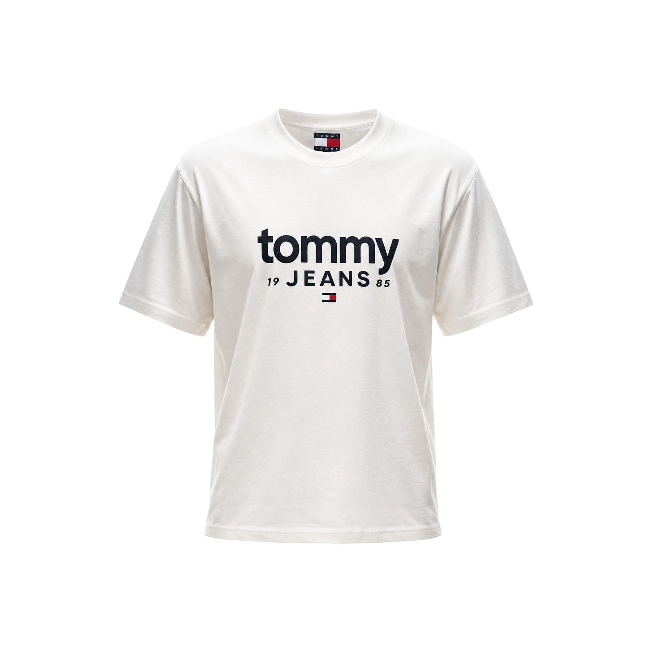 T-shirt Bianca Tommy Jeans; Maxi Logo frontale. 100% Cotone Rigenerato. Regular fit, girocollo, maniche corte. Fresca, iconica ed eco-friendly. Frontale stesa 