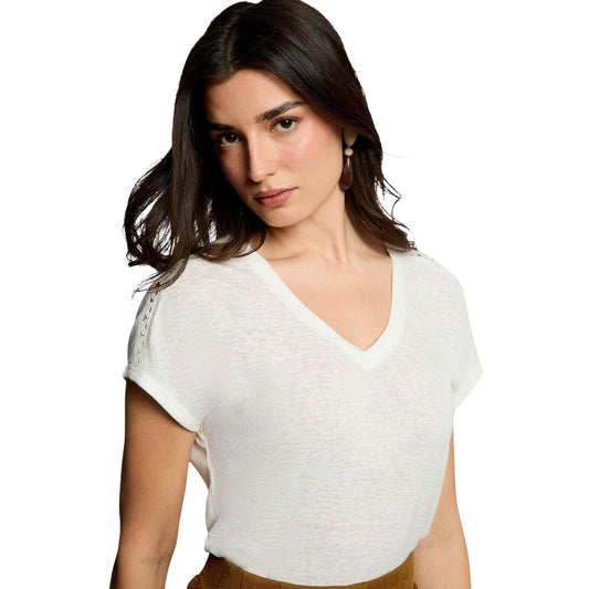 T-shirt Morgan De Toi Dsamir; Bianco Mélange. 53% Poliestere Riciclato, 47% Viscosa Sostenibile. Scollo a V, vestibilità morbida, dettaglio logo in metallo. Tessuto fluido e antipiega. Vista frontale 