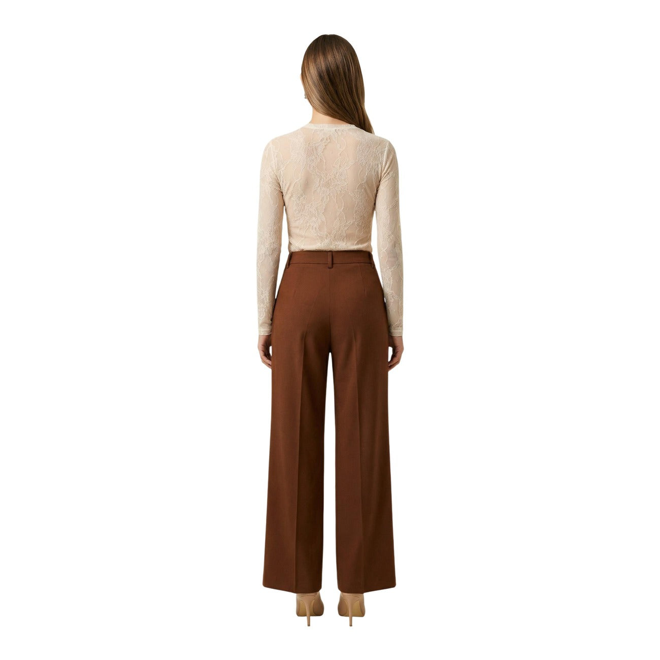 Pantaloni I AM Gamba Dritta; 88% Poliestere, 12% Elastan. Colore Mattone, piega centrale, Regular Fit. Pantaloni donna eleganti e traspiranti per la stagione PE26. Vista posteriore 