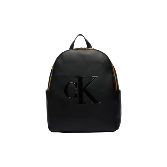 Zaino Donna Calvin Klein Bold CK; Nero. 100% Poliuretano liscio, chiusura con zip, spallacci regolabili e schienale traforato. Tasche interne e maxi logo frontale. Silhouette quadrata e capiente (35x35 cm), stile contemporaneo. Frontale 