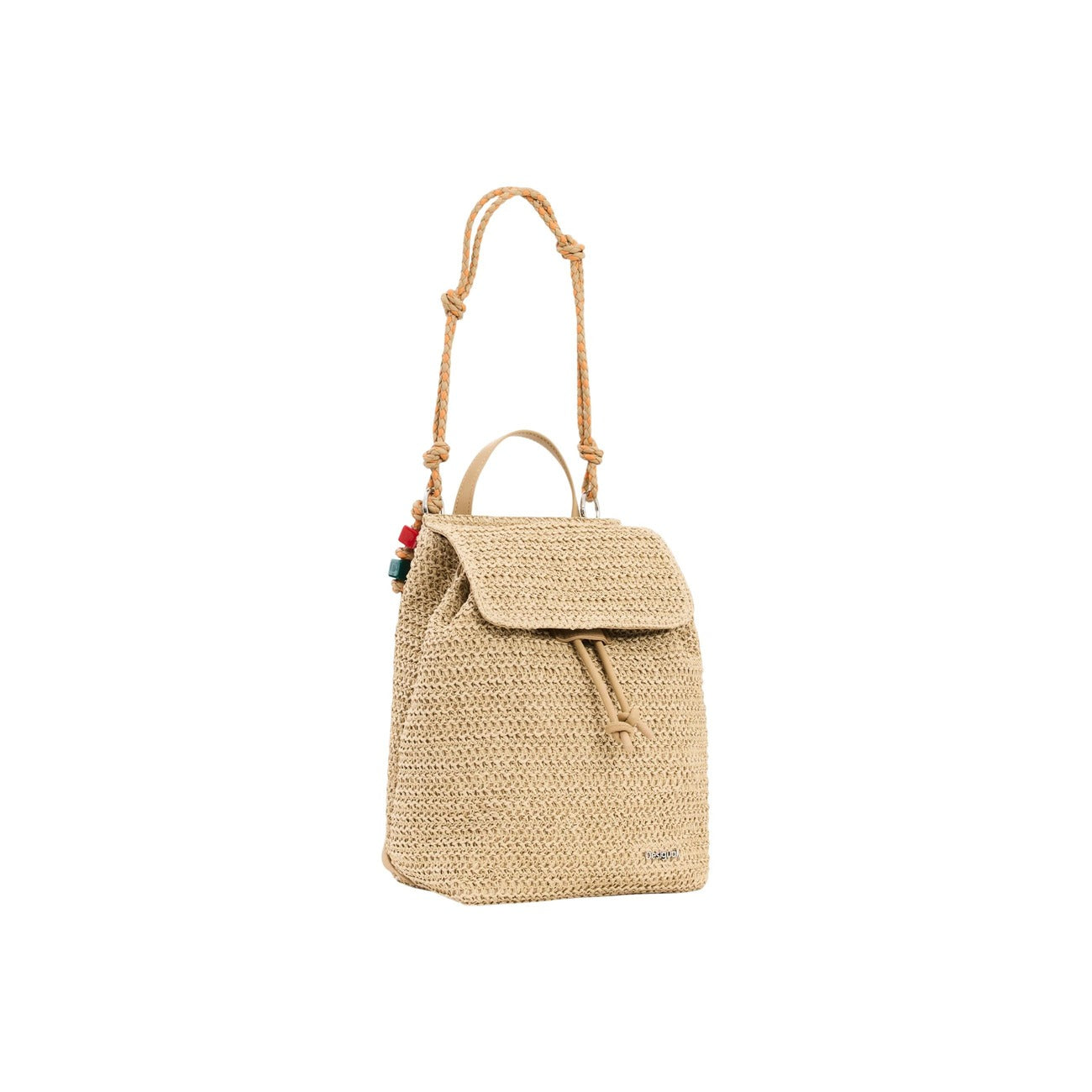 Zainetto Rafia SS26; certificato FSC, chiusura coulisse e bottone. Tracolle intercambiabili, charms portacarte, tasca interna zip. Stile boho-chic naturale, leggero e capiente. Vista frontale 