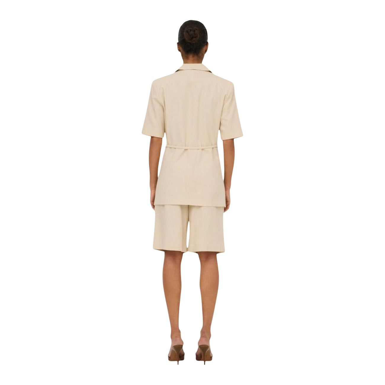 Bermuda JDY Jdynaomi Beige; 75% Viscosa, 25% Cotone. Taglio dritto sartoriale, vita regular, tasche laterali. Tessuto leggero e traspirante, ideale per ufficio e tempo libero. Stile casual raffinato. Vista posteriore figura intera 