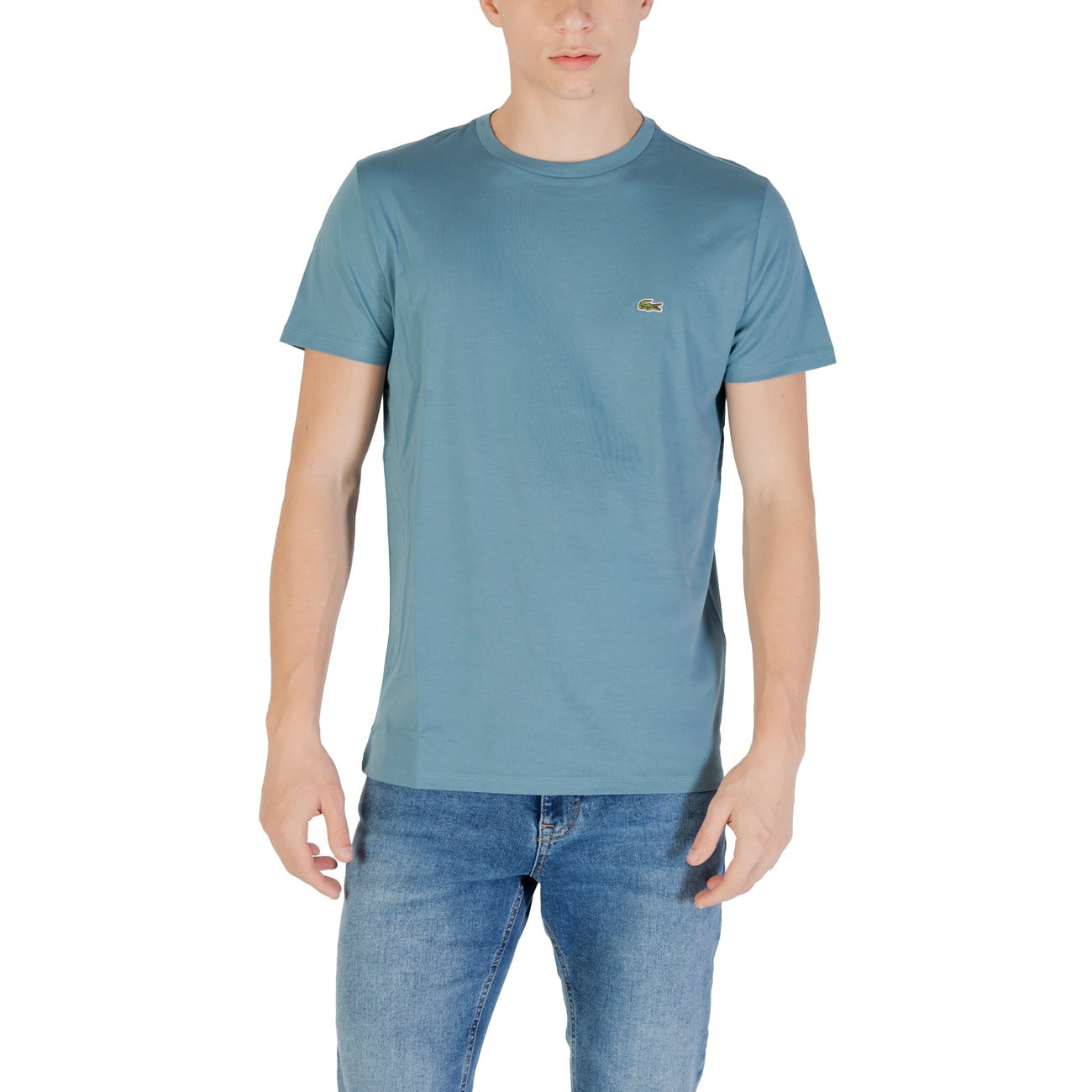 T-shirt Lacoste Basic Logo uomo azzurra con logo maniche corte scollo tondo - vista frontale indossata da modello
