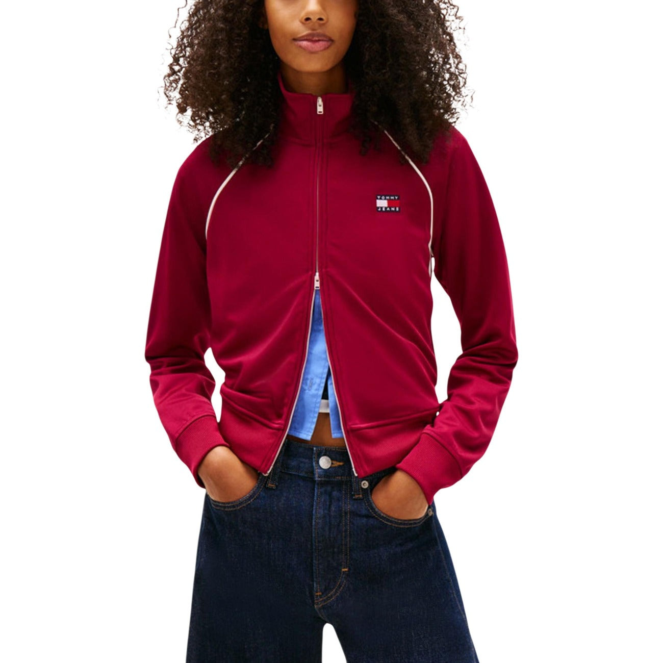 Felpa Tommy Hilfiger Jeans donna bordeaux con zip cappuccio tasche 60% cotone 40% poliestere - vista frontale indossata da modello figura intera