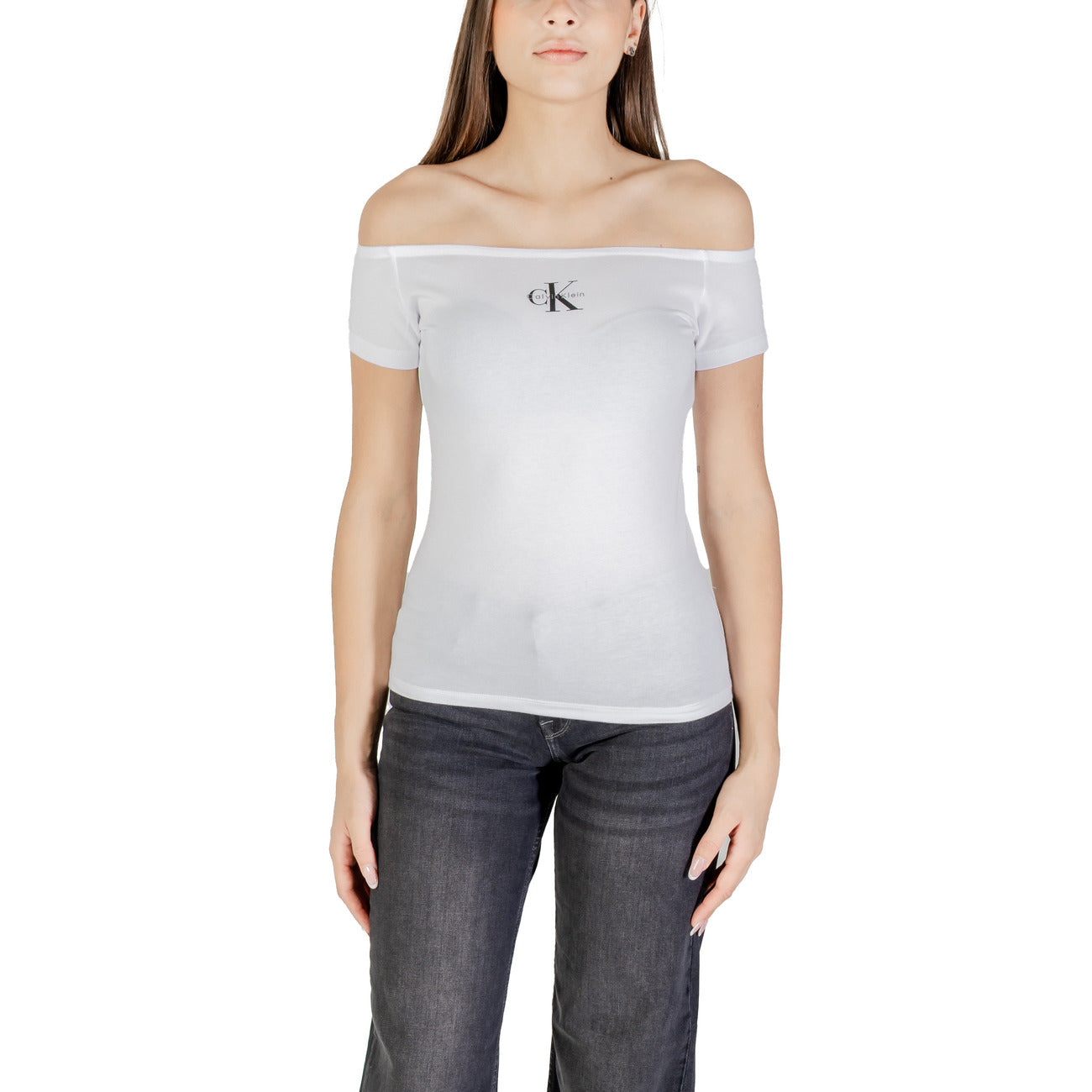 T-shirt Calvin Klein Jeans MONOGRAM OFF SHOULDE donna bianca maniche corte scollo a barca 95% cotone 5% elastan - vista frontale indossata da modello
