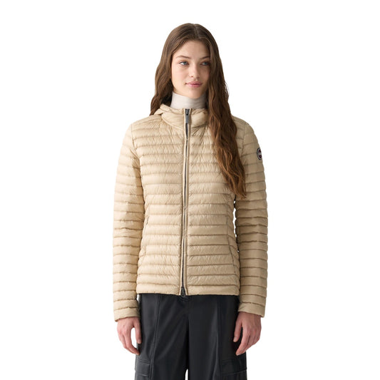 Piumino donna Colmar Originals nero 100 grammi 2213 9VX. Giacca leggera da donna nera sciancrata con cappuccio fisso, zip doppio cursore e tessuto riciclato idrorepellente, capospalla primaverile casual e femminile.