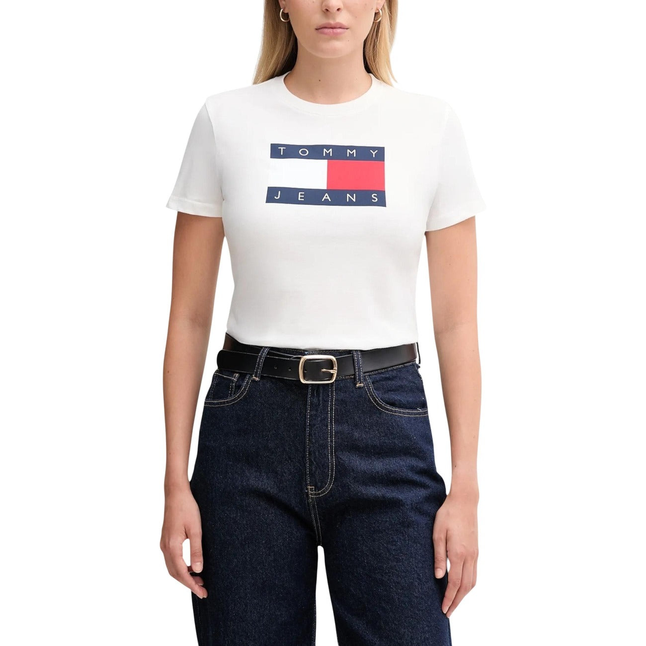 T-shirt Tommy Jeans; 100% Puro Cotone. Regular fit, logo bandiera tono su tono, jersey leggero. Maglia uomo traspirante e iconica per la stagione PE26. Colore bianco vista frontale 