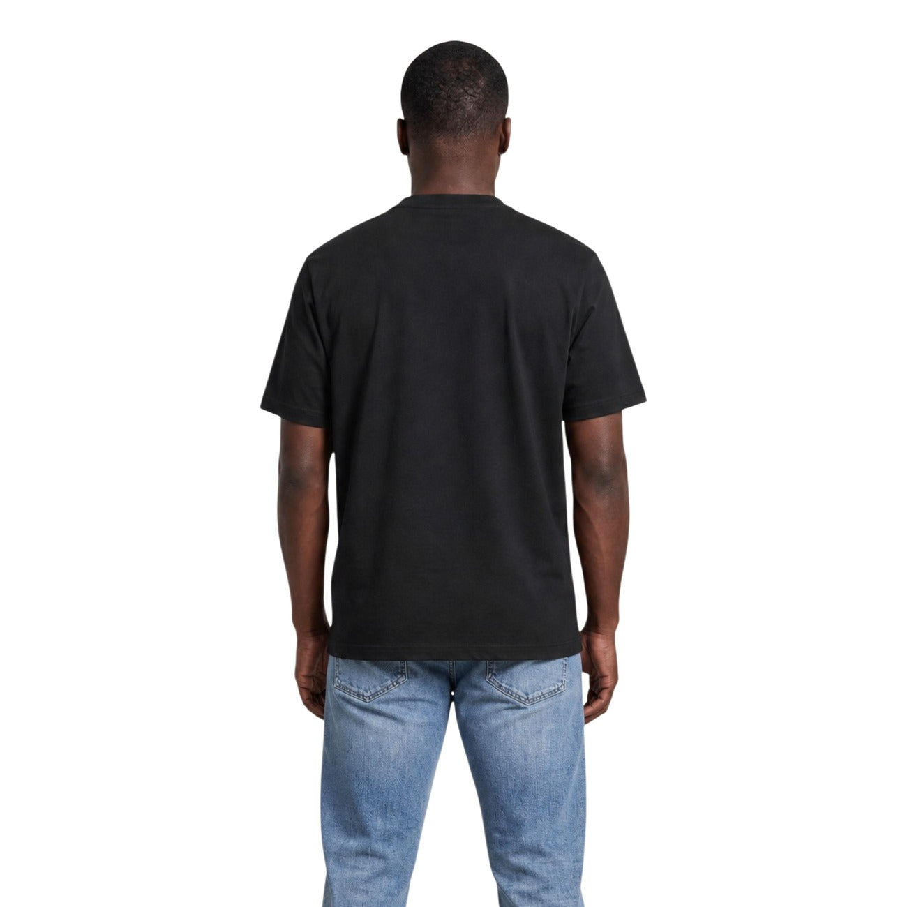 T-shirt Nero Calvin Klein; Logo Goffrato in rilievo. 100% Jersey di Cotone. Vestibilità regolare, girocollo a costine, morbidezza premium. Stile minimalista e ricercato. Posteriore 