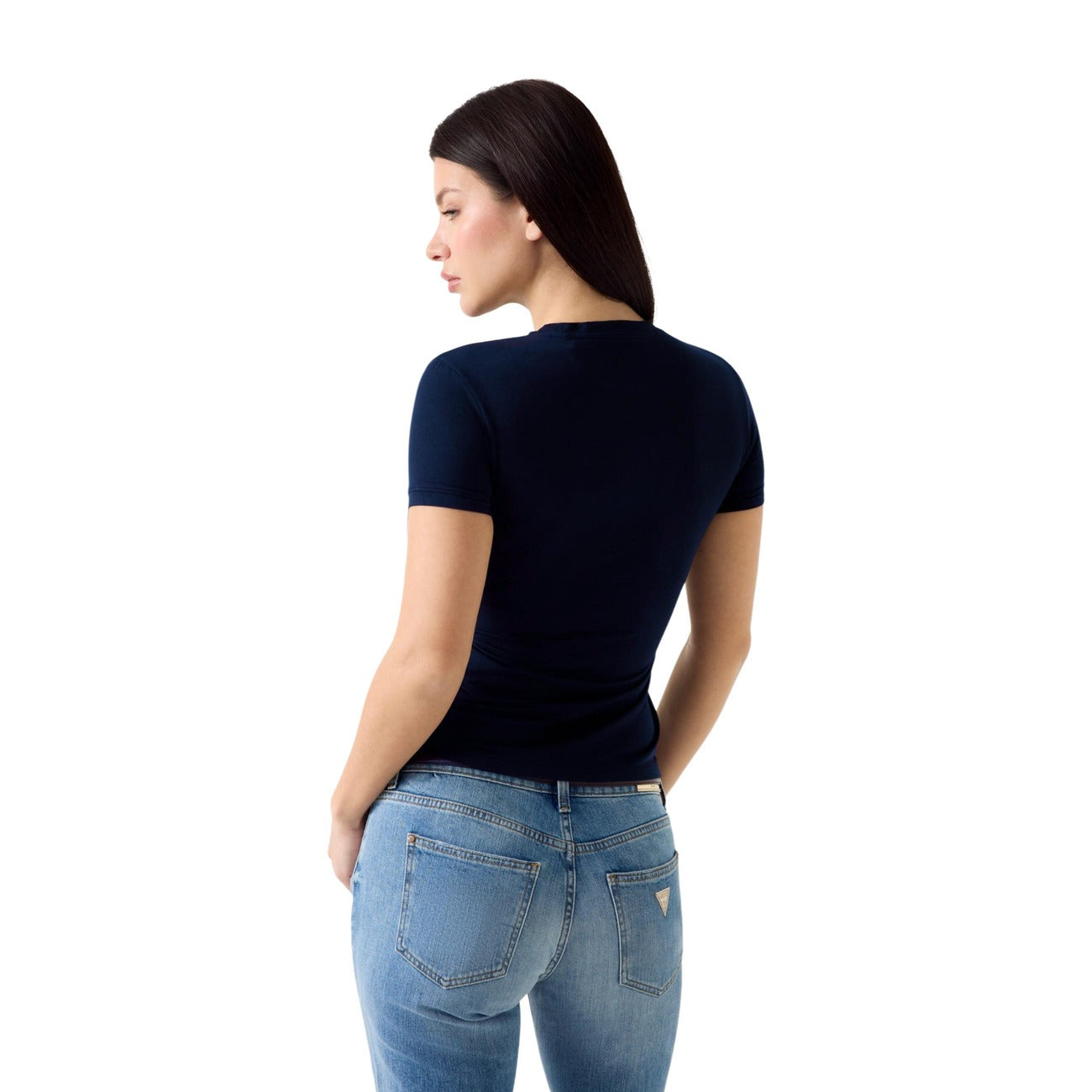 T-shirt Guess donna modello W6YI12 K3751. Maglietta a maniche corte slim fit in tessuto traspirante di modal elasticizzato con scollo tondo e piccolo logo ricamato sul davanti, maglia estiva casual chic e leggera per la primavera estate.