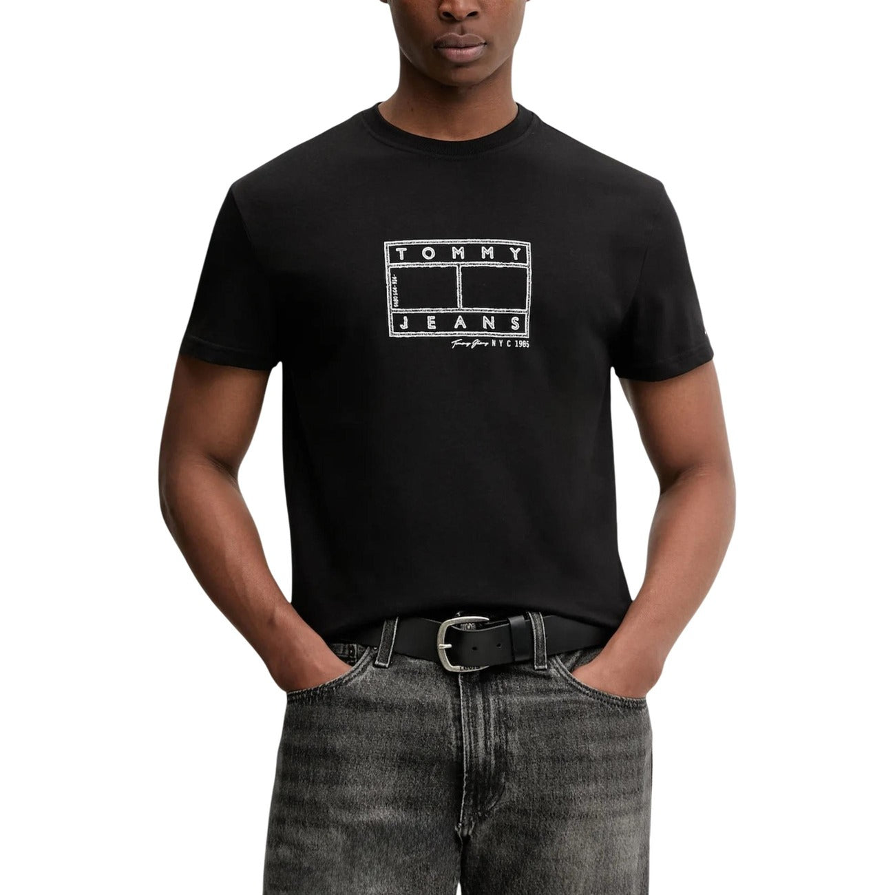 Tommy Hilfiger T-shirt nera Logo a Timbro; maglietta girocollo uomo in cotone morbido, stampa grafica circolare Tommy Jeans e dettagli iconici, perfetta per outfit quotidiani dinamici. Vista frontale 