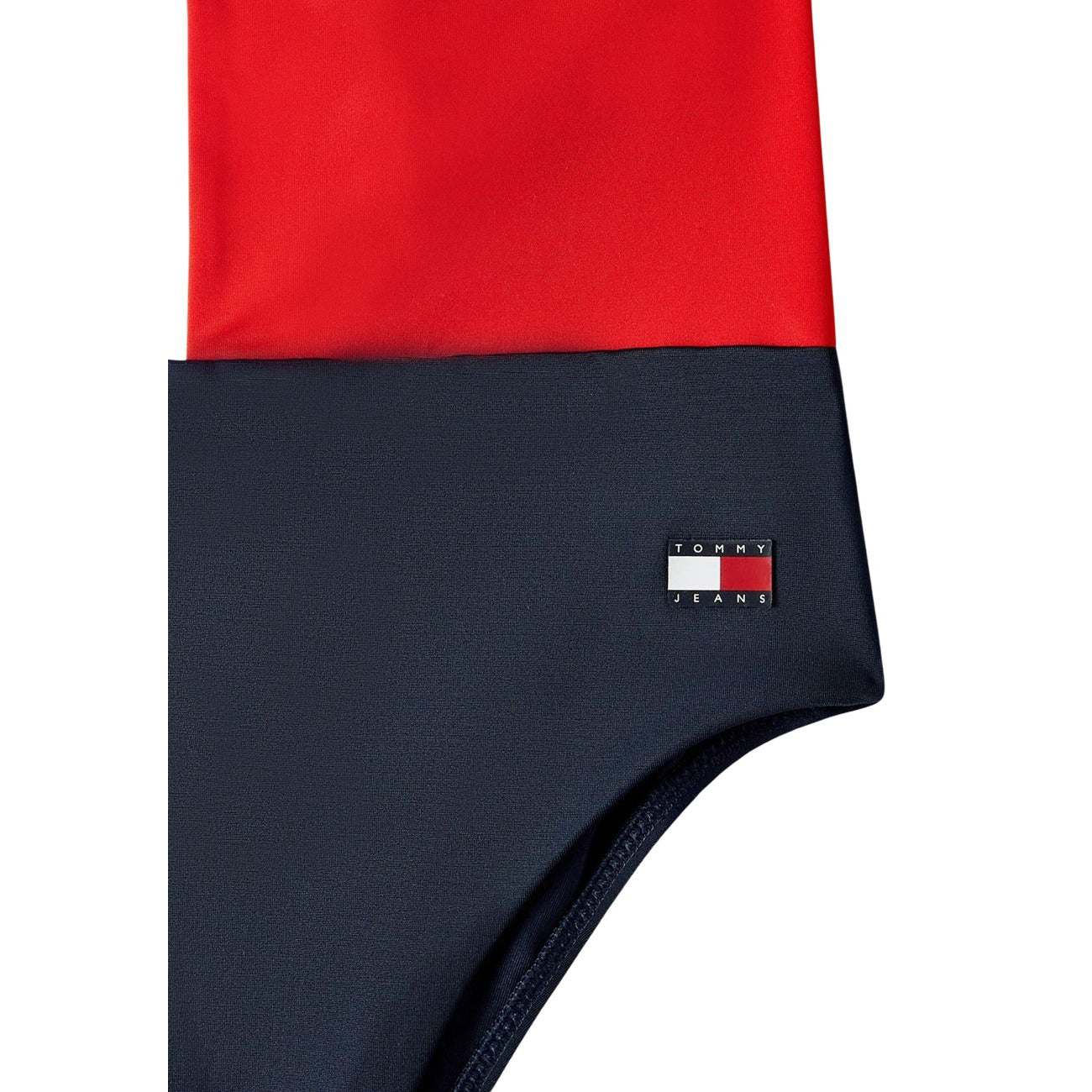 Costume Intero Tommy Jeans Color Block; Skinny Fit. Tessuto stretch in nylon, profondo scollo sulla schiena, sgambatura alta. Logo distintivo sul fianco, ideale per sport e tempo libero.