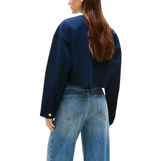 Blazer blu Tommy Hilfiger corto senza colletto; tessuto morbido stretch con bottoni oro e branding iconico, taglio cropped moderno e vestibilità regolare, perfetto come capospalla leggero. Vista posteriore 