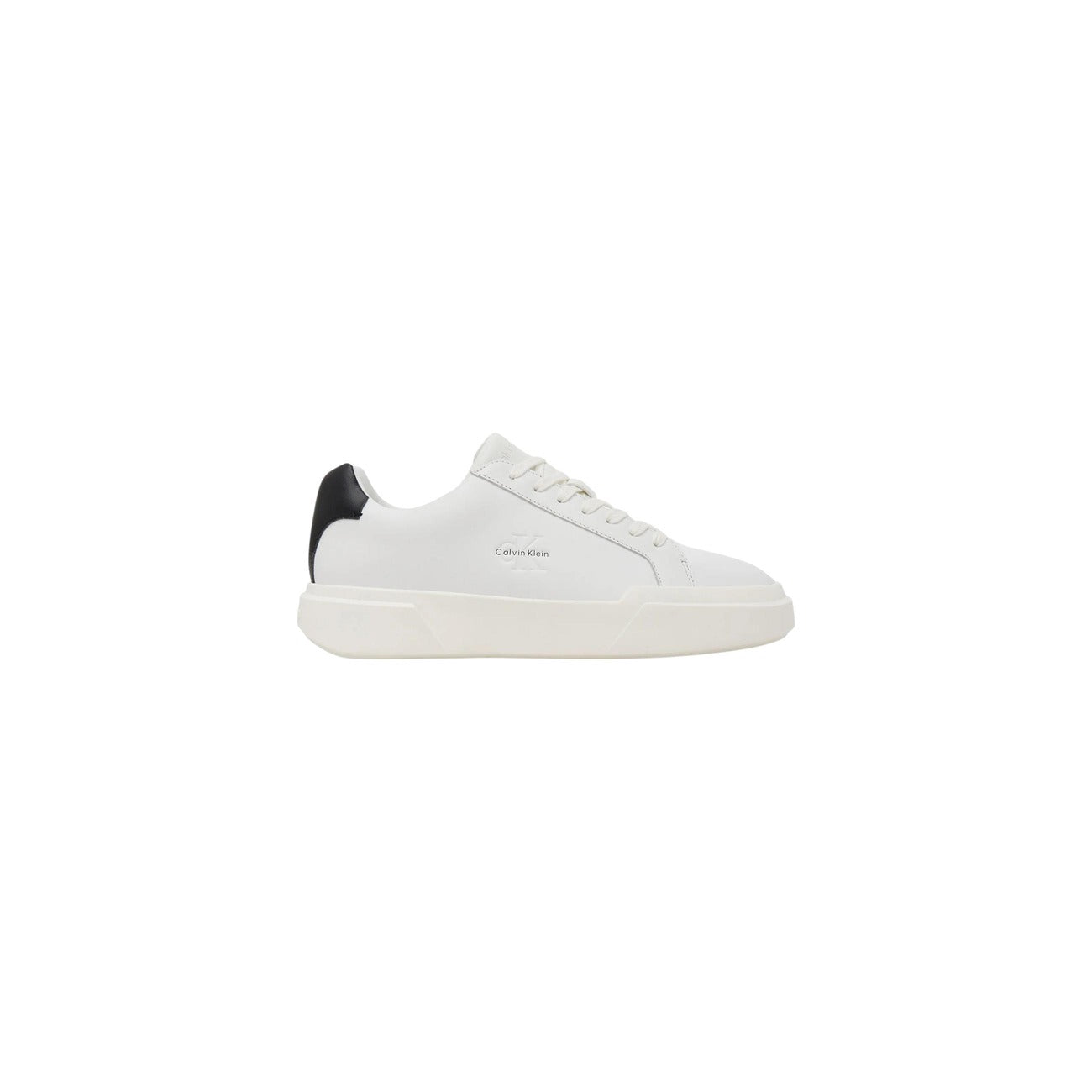 Sneakers Bianco Calvin Klein Jeans; 100% Pelle. Suola 4 cm, logo laterale, chiusura con lacci. Design minimalista, versatile e adatto a tutte le stagioni. Eleganza urbana senza tempo. Vista laterale 