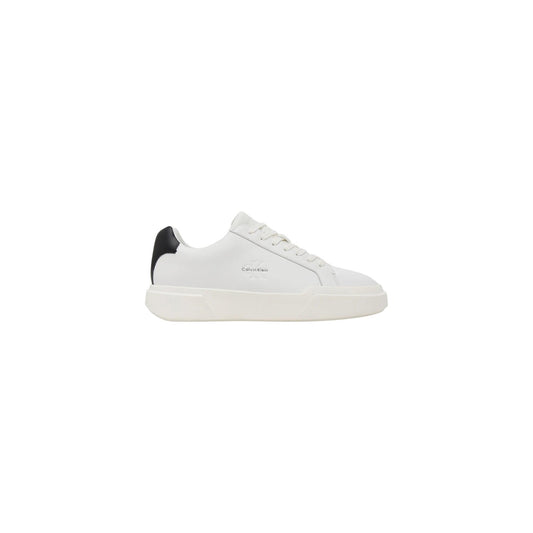 Sneakers Bianco Calvin Klein Jeans; 100% Pelle. Suola 4 cm, logo laterale, chiusura con lacci. Design minimalista, versatile e adatto a tutte le stagioni. Eleganza urbana senza tempo. Vista laterale 