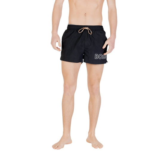 Boxer mare BOSS Outline Logo; Tessuto Fast-Dry. Taglio corto, vita elastica a contrasto, tasche laterali. Costume uomo premium, leggero e di tendenza per la PE26. Colore nero 