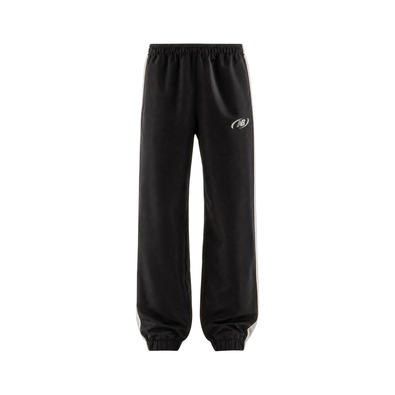 Pantaloni sportivi New Balance neri uomo MB62A8LTBK. Pantaloni tuta da uomo neri in poliestere con banda laterale a contrasto, fondo con elastico alla caviglia, tasche con cerniera e logo stampato, pantaloni casual da ginnastica 4 stagioni.