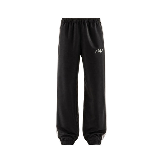Pantaloni sportivi New Balance neri uomo MB62A8LTBK. Pantaloni tuta da uomo neri in poliestere con banda laterale a contrasto, fondo con elastico alla caviglia, tasche con cerniera e logo stampato, pantaloni casual da ginnastica 4 stagioni.