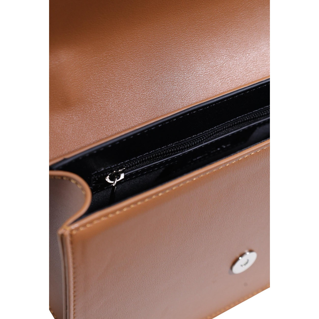 Borsa Replay Marrone; 100% Poliestere. Maxi logo, tracolla a catena, chiusura con patta. Dimensioni 25x17x7 cm. Borsa a tracolla media dallo stile casual-chic contemporaneo. Vista aperta 