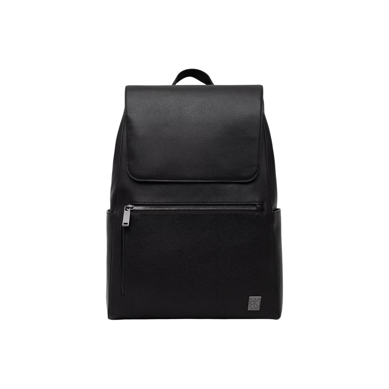 Zaino Flap Calvin Klein Emblem; Nero. 100% Poliuretano, chiusura a pattina con cerniera, tasca frontale zippata, schienale tecnico traspirante. Dimensioni generose (29x42 cm), stile minimal-urbano 4 stagioni. Frontale 