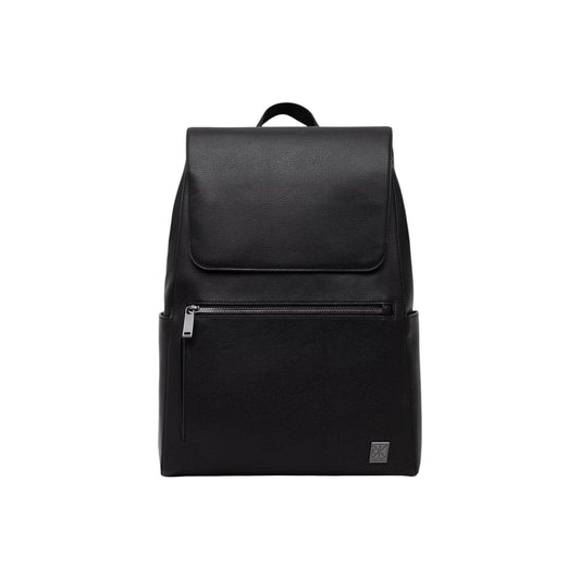 Zaino Flap Calvin Klein Emblem; Nero. 100% Poliuretano, chiusura a pattina con cerniera, tasca frontale zippata, schienale tecnico traspirante. Dimensioni generose (29x42 cm), stile minimal-urbano 4 stagioni. Frontale 