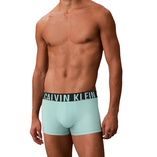 Pack 3 Boxer Brief CK Intense Power; Cotone Stretch. Gamba lunga, vita media, fascia elastica audace con logo iconico. Tessuto traspirante, massima aderenza e stile contemporaneo. Vista frontale 