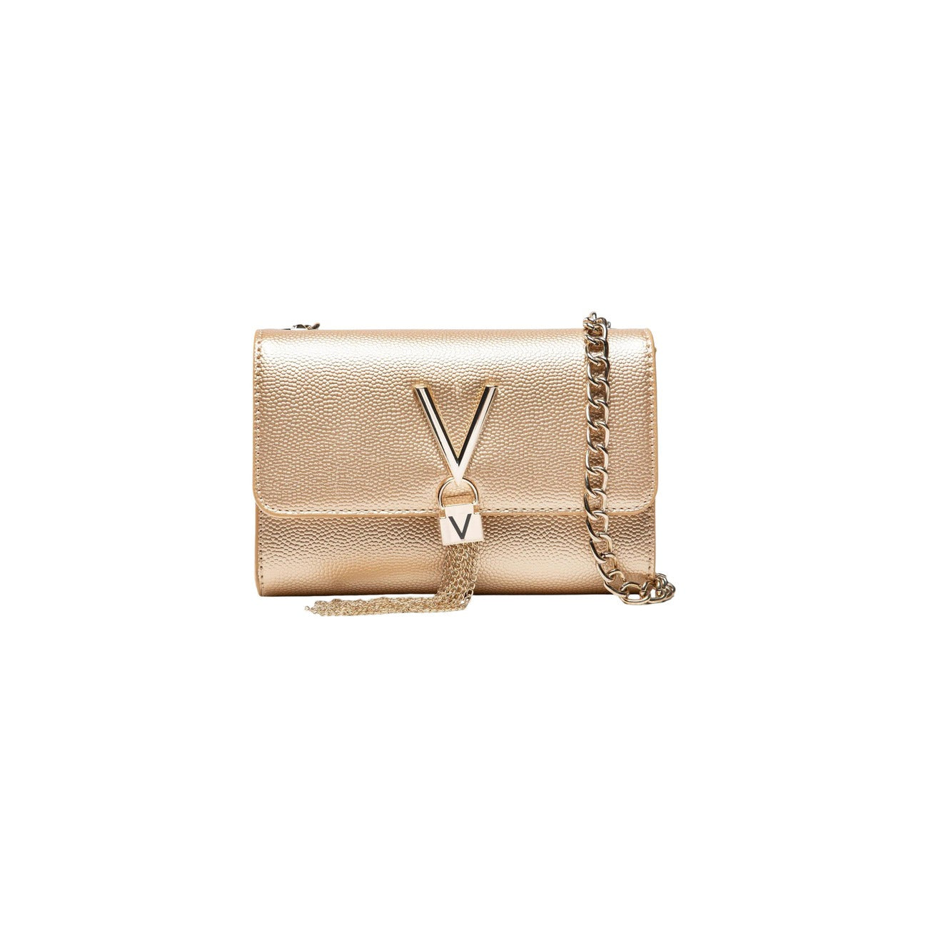 Pochette Valentino Divina; 100% Poliuretano. Logo V con frange metalliche, tracolla a catena oro, chiusura magnetica. Accessorio glamour compatto per smartphone e nécessaire. Colore oro vista frontale 