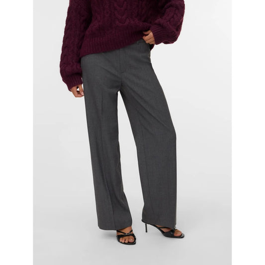 Pantaloni Sartoriali Donna Grigi Vero Moda Straight; Taglio dritto su misura in poliestere e viscosa elastica. Vita media con passanti, chiusura con zip e bottone, stile elegante e business primavera-estate. Frontale 