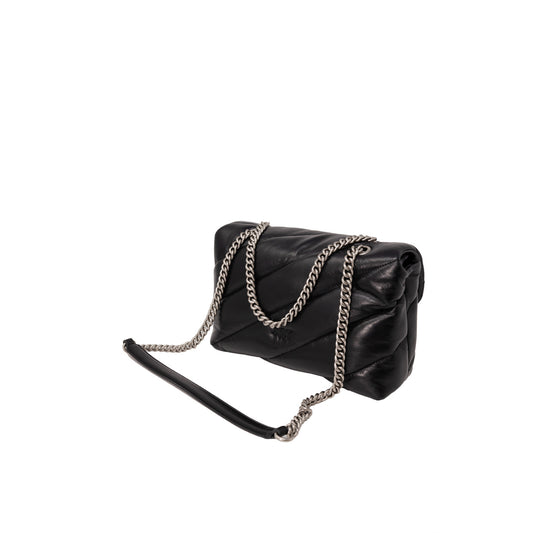 Borsa Pinko Love Bag Puff; 100% Pelle (nappa). Maxi trapuntatura, fibbia Love Birds Diamond Cut, tracolla catena e pelle. Interno con scomparti. Design iconico nero, stile intramontabile. Vista con tracolla 