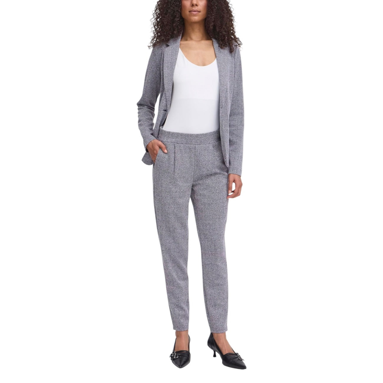 Pantaloni Skinny ICHI Ihkate; Motivo Spinato Blu. Vita alta elastica, tessuto jacquard elasticizzato. Vestibilità aderente e confortevole. Capo versatile per outfit casual-chic e formali. Figura intera 