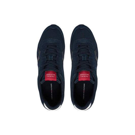 Sneakers uomo Tommy Hilfiger FM0FM05830; 100% poliestere riciclato, design dinamico, suola ergonomica, logo laterale. Stile casual e comfort duraturo Colore blu scuro. Vista dall’alto