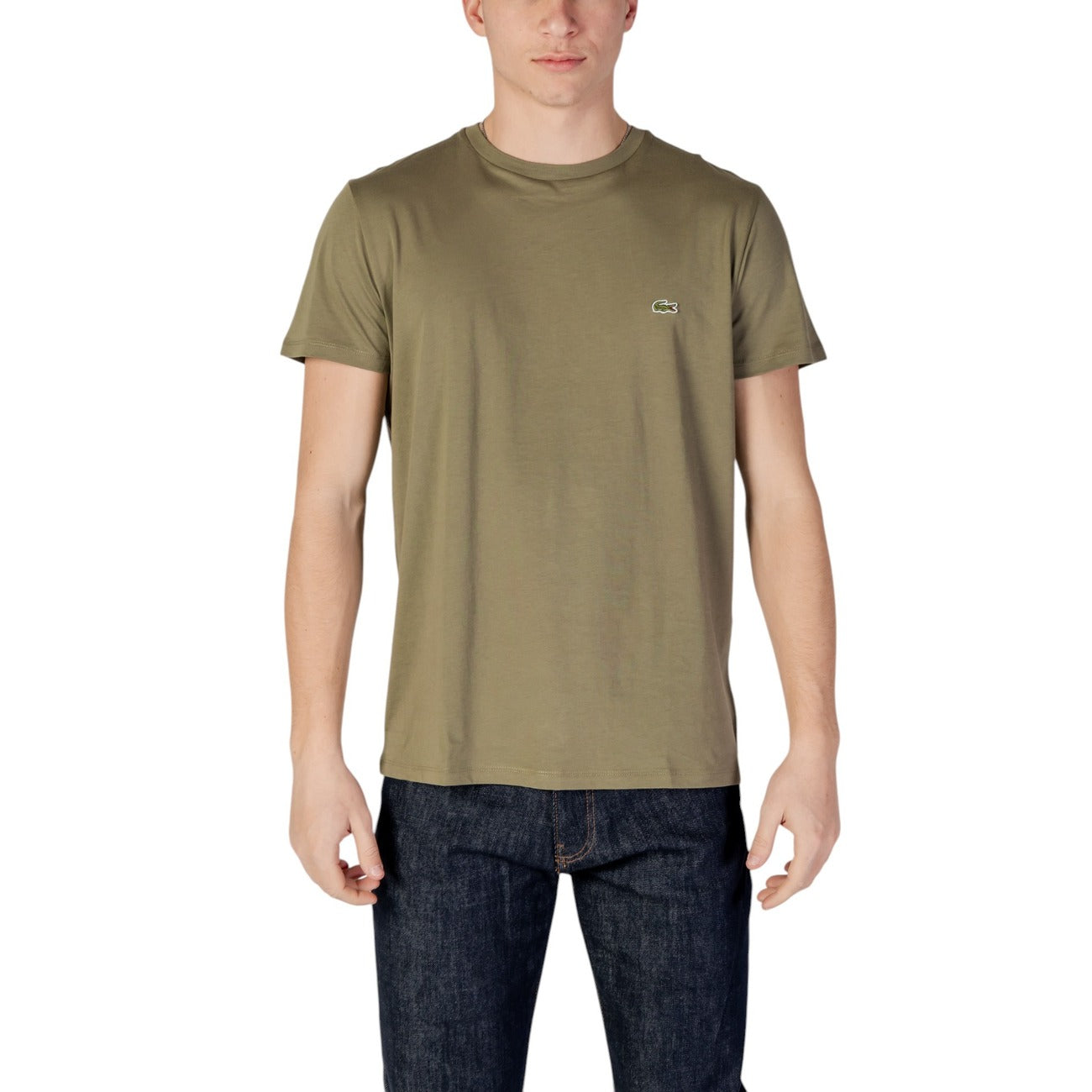 T-shirt Lacoste Basic Logo uomo verde oliva con logo maniche corte scollo tondo - vista frontale indossata da modello