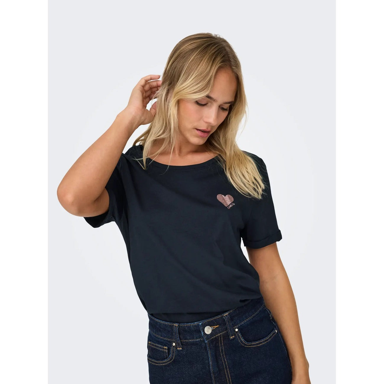 T-shirt Donna Blu Navy Only Kita Life; Maglietta a maniche corte in cotone tinta unita con girocollo. Piccolo logo sul petto, stile casual e continuativo quattro stagioni.
