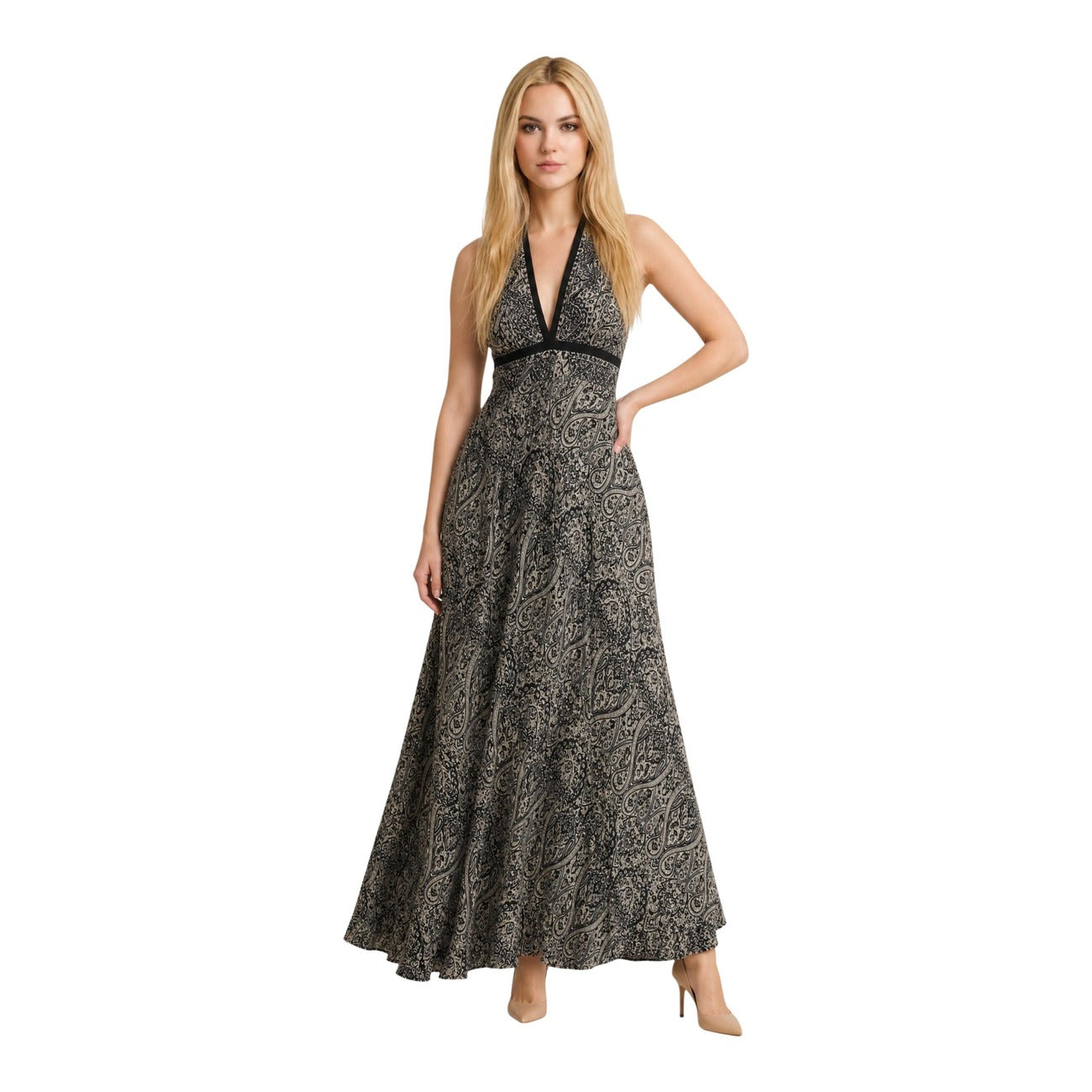 Abito Lungo Ayfee; Misto Seta. Scollo all'americana, schiena arricciata, fantasia multicolor su nero. Leggero, fluido ed elegante. Il massimo del glamour per le tue occasioni speciali.