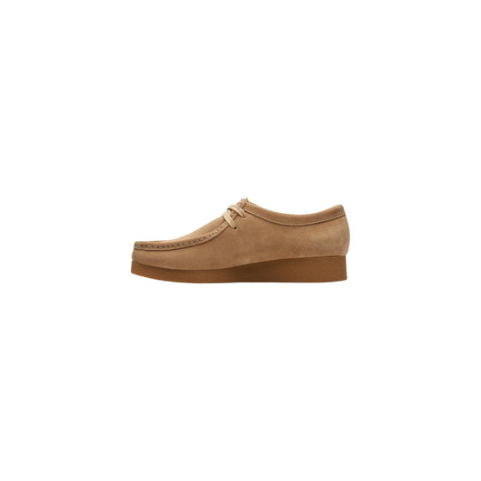 Clarks WallabeeEVO da uomo in 100% suede, scarpa bassa beige con suola para in gomma e iconica cucitura perimetrale, stile casual-raffinato.