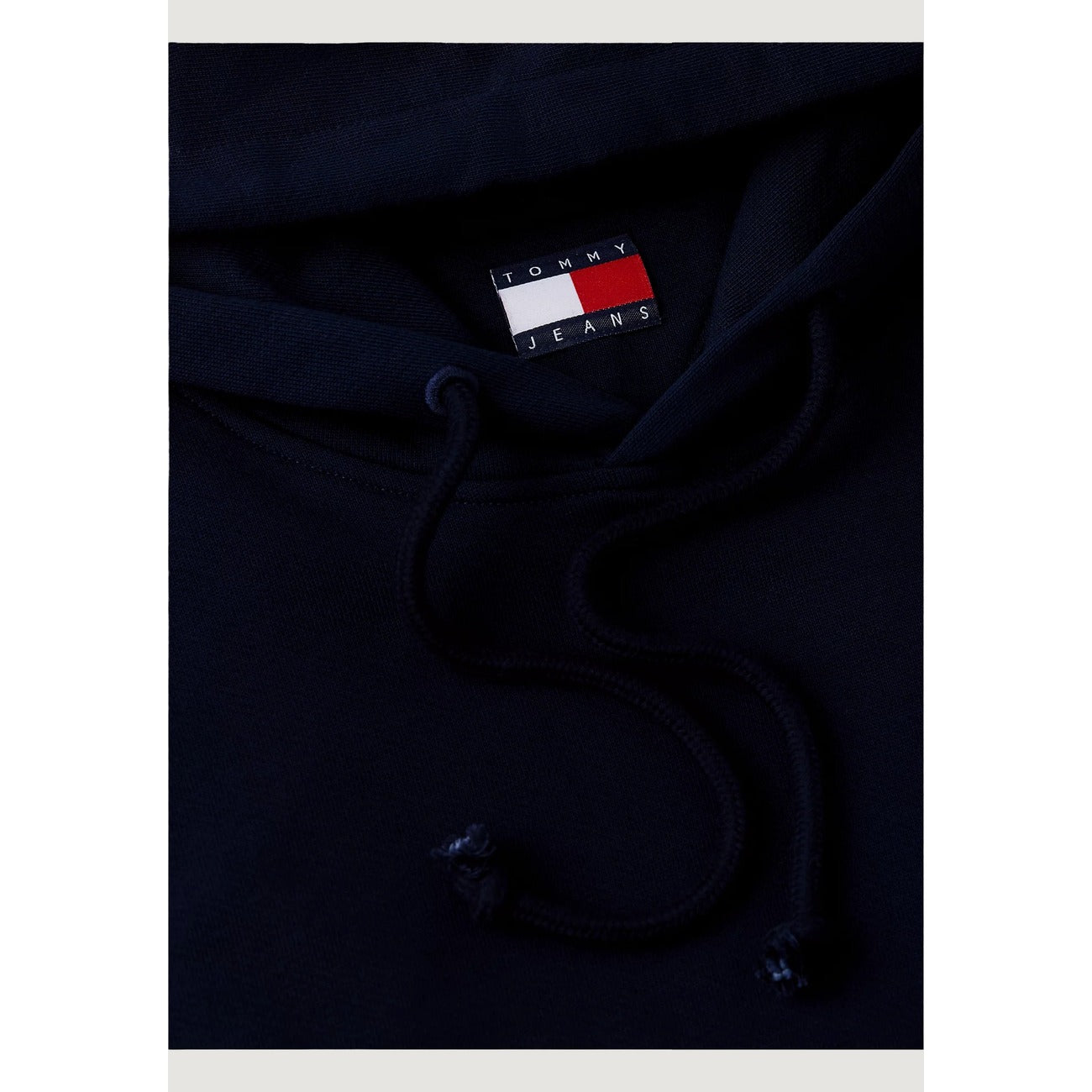 Felpa Blu Tommy Jeans con Cappuccio; 100% Cotone Rigenerato. Tessuto pesante felpato, logo ricamato, vestibilità regular. Calda, sostenibile e ideale per il tempo libero.
