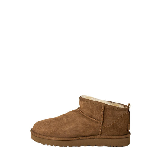 Stivali UGG donna Classic Ultra Mini 1116109 colore Chestnut nocciola. Stivaletti bassi alla caviglia in pelle di camoscio con calda fodera in montone naturale, trattamento idrorepellente e suola leggera Treadlite o in EVA.