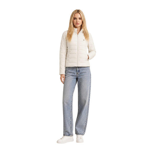 Piumino Pesante Trapuntato Bianco Donna Guess Active Solid Heavy Diann; Tessuto 93% poliestere e 7% elastam con colletto alto e chiusura a zip. Logo metallico sul petto, stile invernale casual-chic. Frontale figura intera 