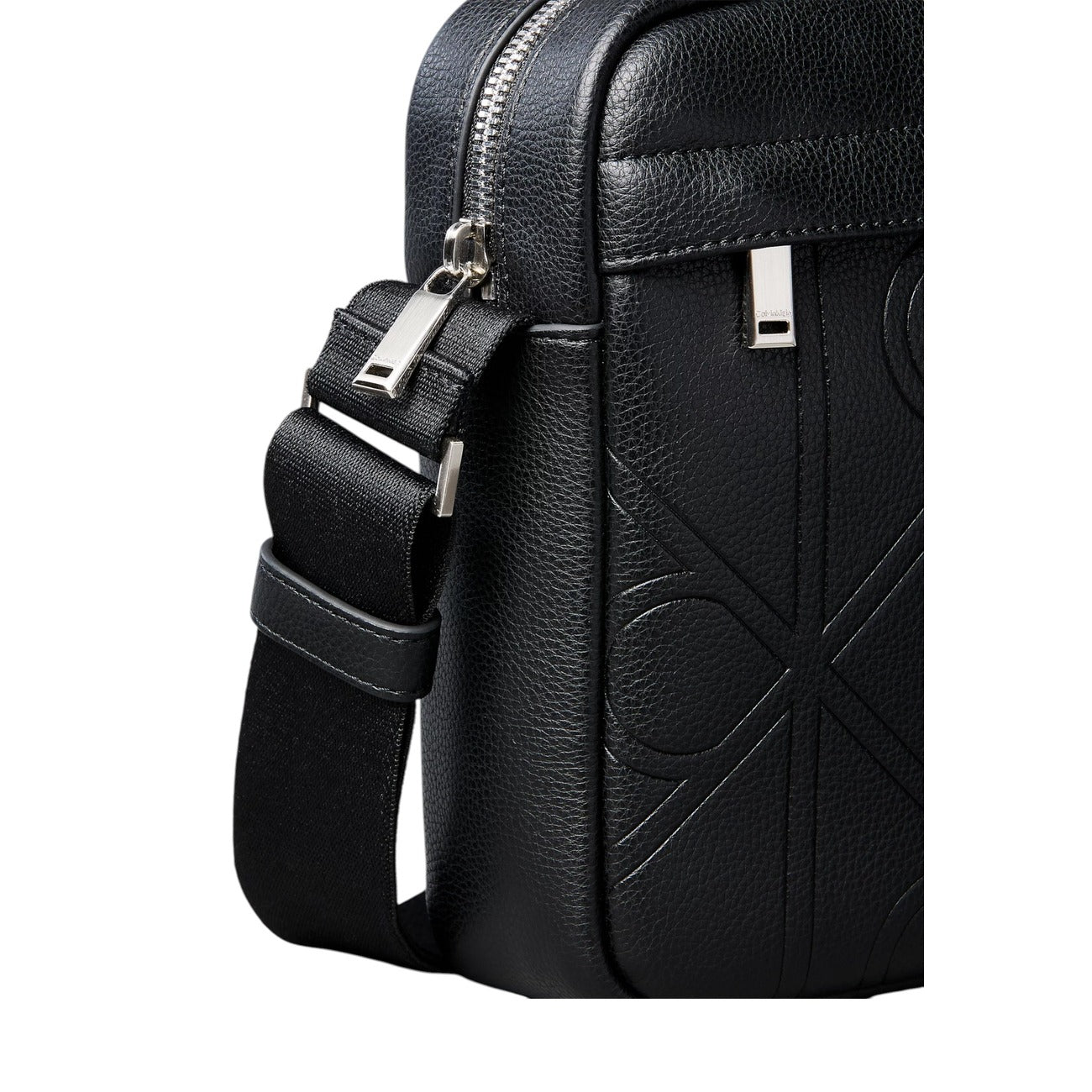 Borsa Tracolla Uomo Calvin Klein Reporter; Nero. 100% Poliuretano effetto pelle martellata con loghi incisi, chiusura zippata, tracolla regolabile. Dimensioni compatte (16x20 cm), stile minimal e moderno 4 stagioni.